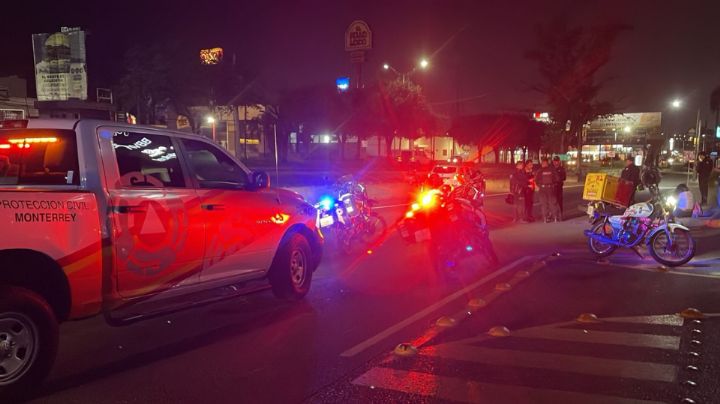 Pareja en moto atropella a adulto mayor en avenida Garza Sada