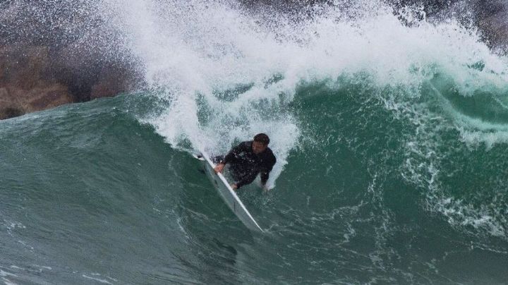 Tiburón le arranca pierna a surfista australiano, la hallan pero no logran reimplantarla   