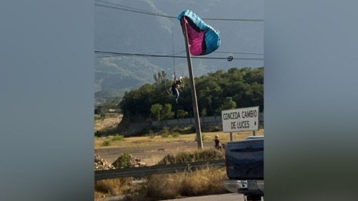 Hombre que volaba en parapente queda atrapado en lo alto de un poste de luz en Allende