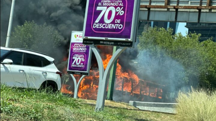 Se incendia camión de pasajeros en Lázaro Cárdenas en Monterrey