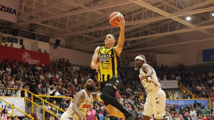 Fuerza Regia derrota a Mineros y llega a mitad de temporada como líder
