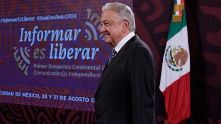 AMLO llega a su mañanera vitoreado por 300 youtubers y periodistas independientes