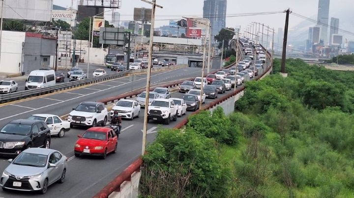 Regresan a clases alumnos de la UANL con par vial Constitución-Morones Prieto dañado