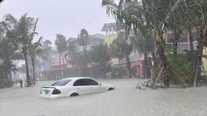 Huracán Debby deja un muerto, apagones y vuelos retrasados en EU