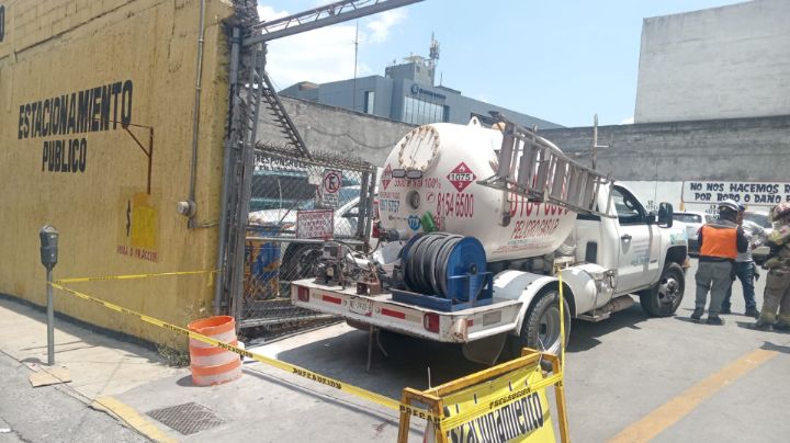 Explota tanque de gas a trabajador dentro de negocio en Monterrey