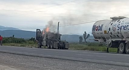 Convoy armado incendia tractocamión en Salinas Victoria, NL