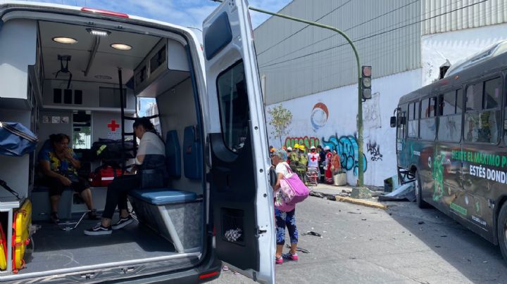 Camión de pasajeros se impacta contra auto y deja 9 lesionados en Monterrey