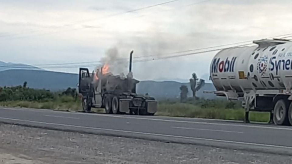 Convoy armado incendia tractocamión en Salinas Victoria, NL.