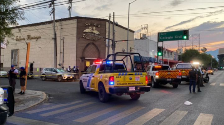 Hieren a balazos a 3 jóvenes al salir de un bar del centro de Monterrey