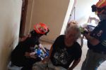 Abuelito cae en sanitario y queda atorado por 12 horas en Monterrey