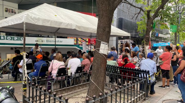 Adultos mayores acuden a cobrar su pensión bienestar en Monterrey