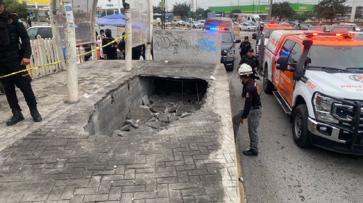 Se hunde piso en parada de transmetro en Monterrey; se reportan lesionados