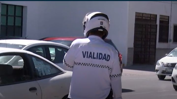 Despiden a tránsito por robar celular a conductor durante accidente en Torreón