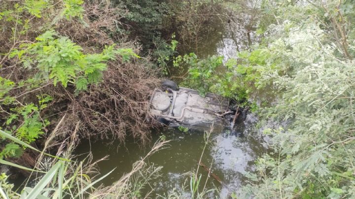 Vuelca vehículo y cae a la presa La Boca en Santiago, Nuevo León
