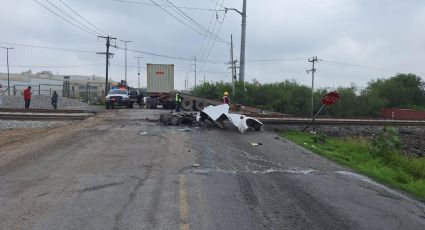 Tráiler se impacta contra el tren en Escobedo; hay un hombre herido