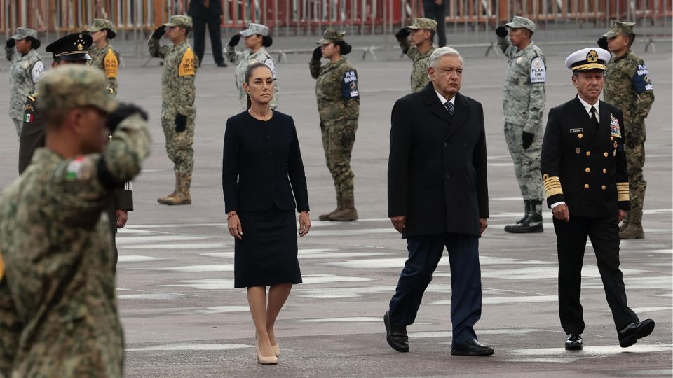 Andrés Manuel López Obrador (2-d) y  Claudia Sheinbaum (2-i) participan en una ceremonia en honor a las víctimas de los sismos de 1985 y 2017 |  EFE/ José Méndez