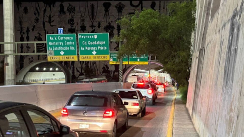 Tráfico por cierres en los carriles del túnel de la Loma Larga.