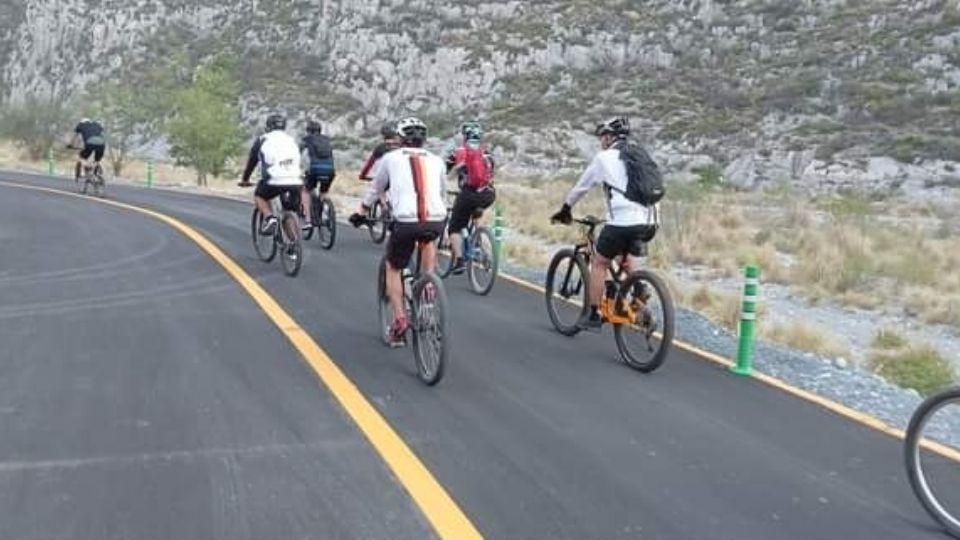 Ciclistas lamentan ciclovías en municipios de NL.