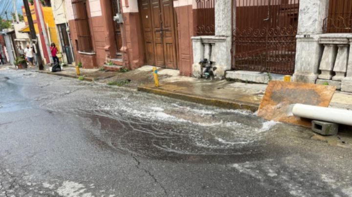 Ignora AyD venero en calle Matamoros; vecinos reclaman por desperdicio de agua