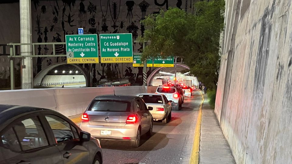 Autos circulan a través del túnel de la Loma Larga, afectado por desprendimientos