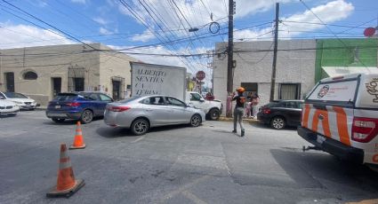 Choque entre 2 autos congestiona vialidad en centro de Monterrey