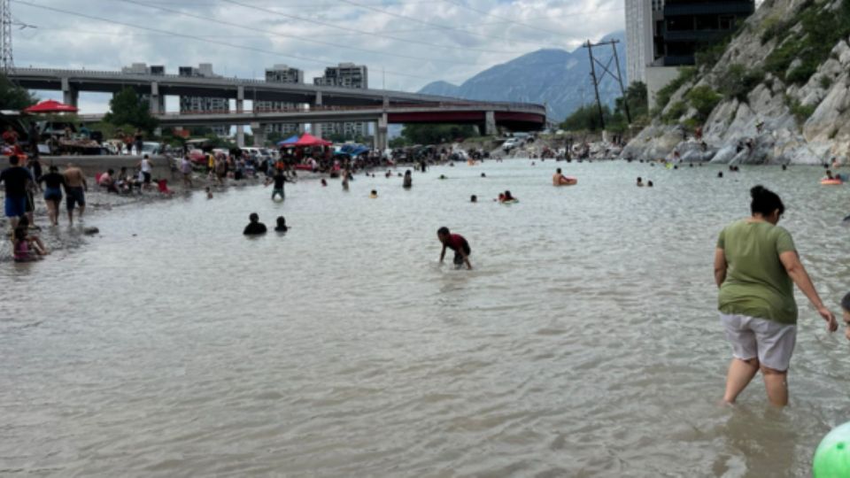 Personas disfrutan del río en la zona conocida como 'La Huastequita'.