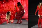Video: Belinda sufre caída en pleno desfile en París y Anitta la ayuda a levantarse