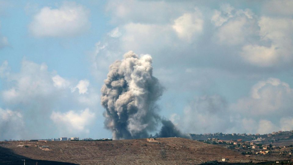 El humo se eleva tras un ataque aéreo israelí que tuvo como objetivo una aldea libanesa, visto desde la Alta Galilea | EFE/ Atef Safadi