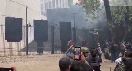 Normalistas lanzan petardos al Senado previo a los 10 años del caso Ayotzinapa