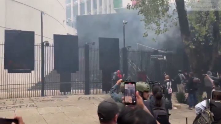 Normalistas lanzan petardos al Senado previo a los 10 años del caso Ayotzinapa