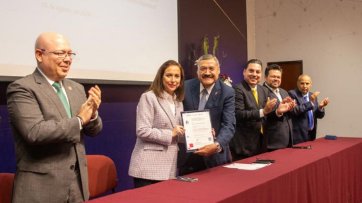 UANL reconoce trayectoria de Cristina Díaz como servidora pública