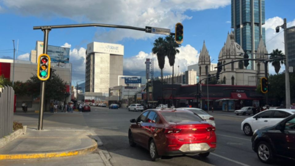 Conductores reprueban ubicación de nuevos semáforos en Monterrey.