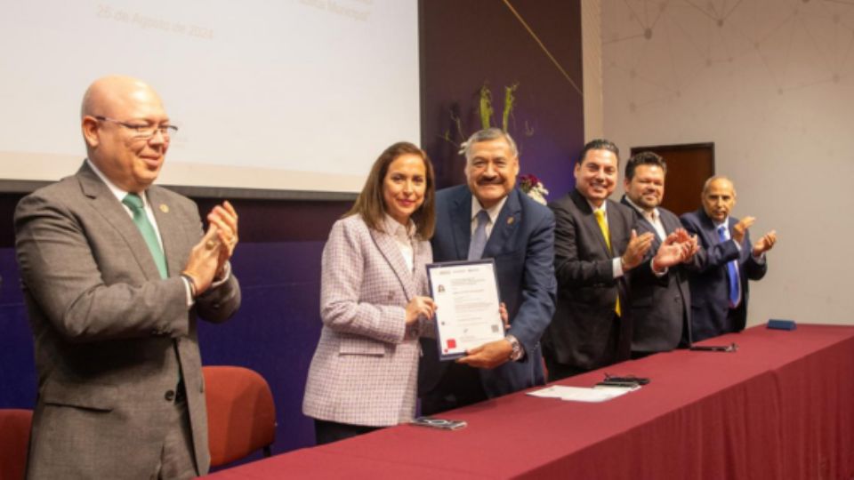 UANL reconoce trayectoria política de Cristina Díaz.