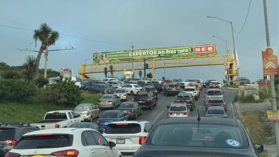 Tráfico en Paseo de los Leones, en Monterrey | X / @Cicmty