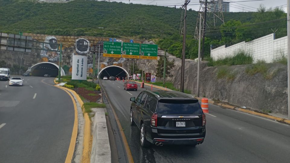 Vehículos ingresan al túnel de la Loma Larga | X / @SSPCMonterrey