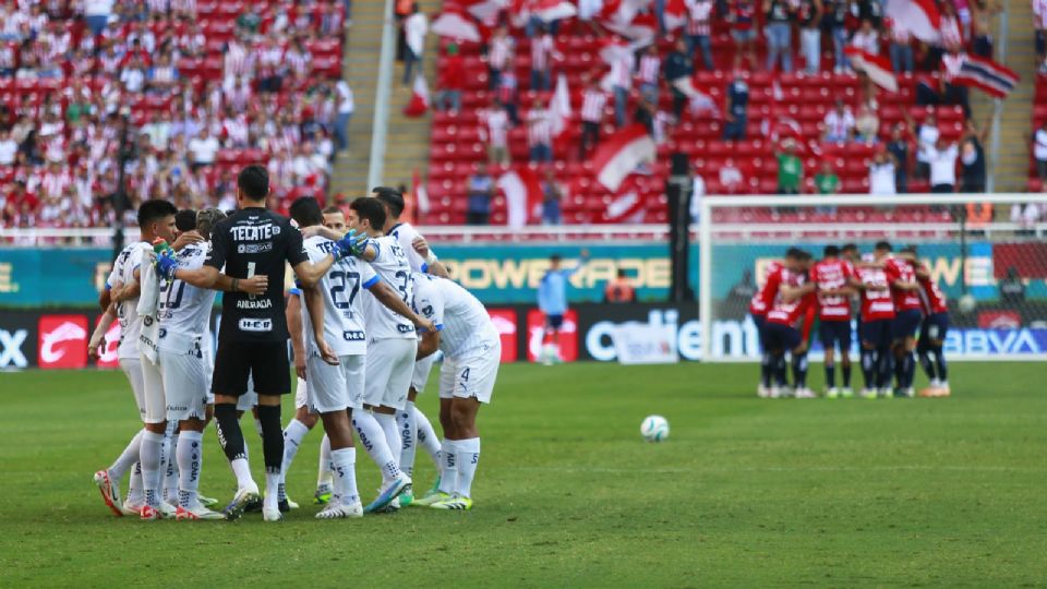 El Rebaño Sagrado y los Rayados se enfrentan en un duelo lleno de pasión y rivalidad.