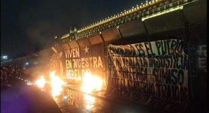 Manifestantes por el caso Ayotzinapa hacen quemas frente a Palacio Nacional