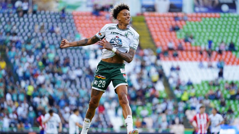 Jhonder Cádiz celebrando su gol al Atlético San Luis