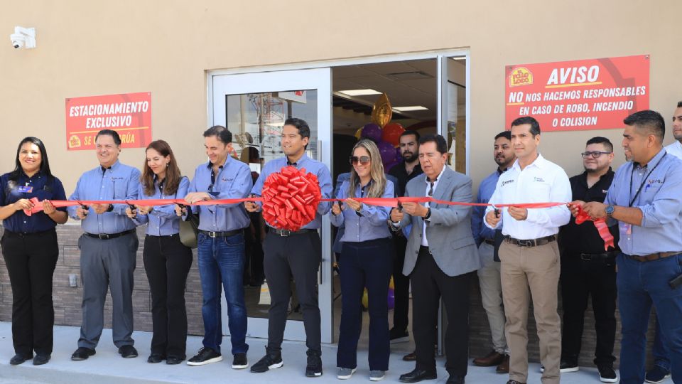 Miembros de Colaborativo PLOG participaron en el corte de listón para inaugurar la cuarta sucursal en la zona centro del municipio.