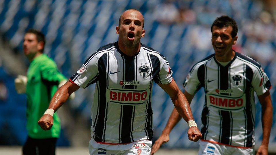 Repasamos la carrera del delantero mexicano que vistió las camisetas de Chivas y Rayados, pero que no logró consolidarse en ninguno de los dos equipos.