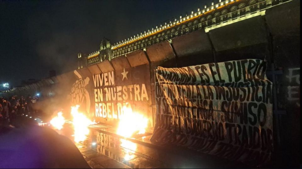 Manifestantes hacen quemas frente al Zócalo.