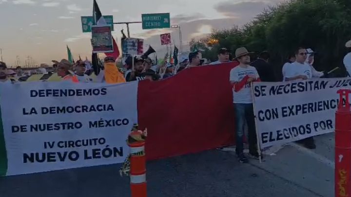 Bloqueo en Libramiento Noreste por reforma judicial causa tráfico intenso en la zona