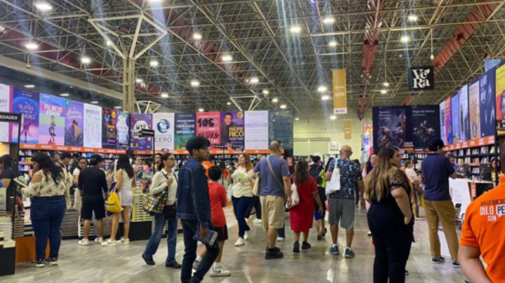 Acuden cientos de personas al primer día de la 32 FIL MTY 2024