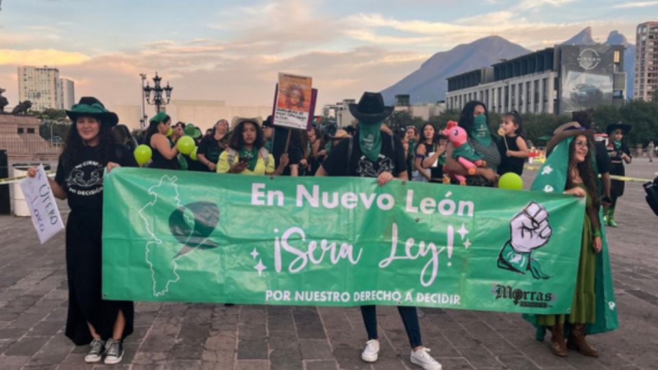 Colectivo 'Morras Feministas' exige despenalización del aborto en NL.