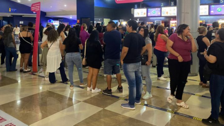 Regios hacen largas filas para ver la final de La Casa de los Famosos en el cine