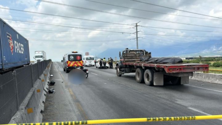 Motociclista derrapa y muere atropellado en Libramiento Noreste