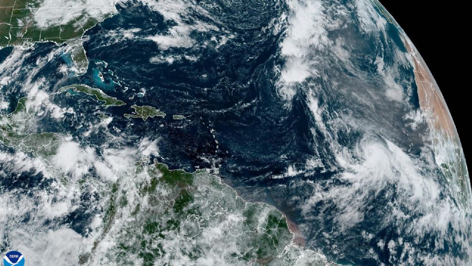 Fotografía donde se muestra la localización de la tormenta tropical Kirk (abajo) en el Atlántico.