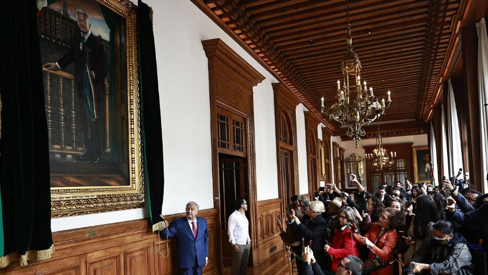 Andrés Manuel López Obrador, devela su retrato en el Palacio Nacional este lunes | EFE/ Sáshenka Gutiérrez