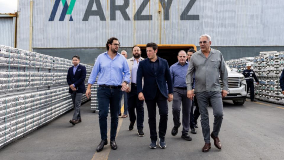 Samuel García junto a funcionarios de ARZYZ Metals.