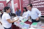 Manuel Guerra Cavazos entrega útiles escolares a vecinos de García